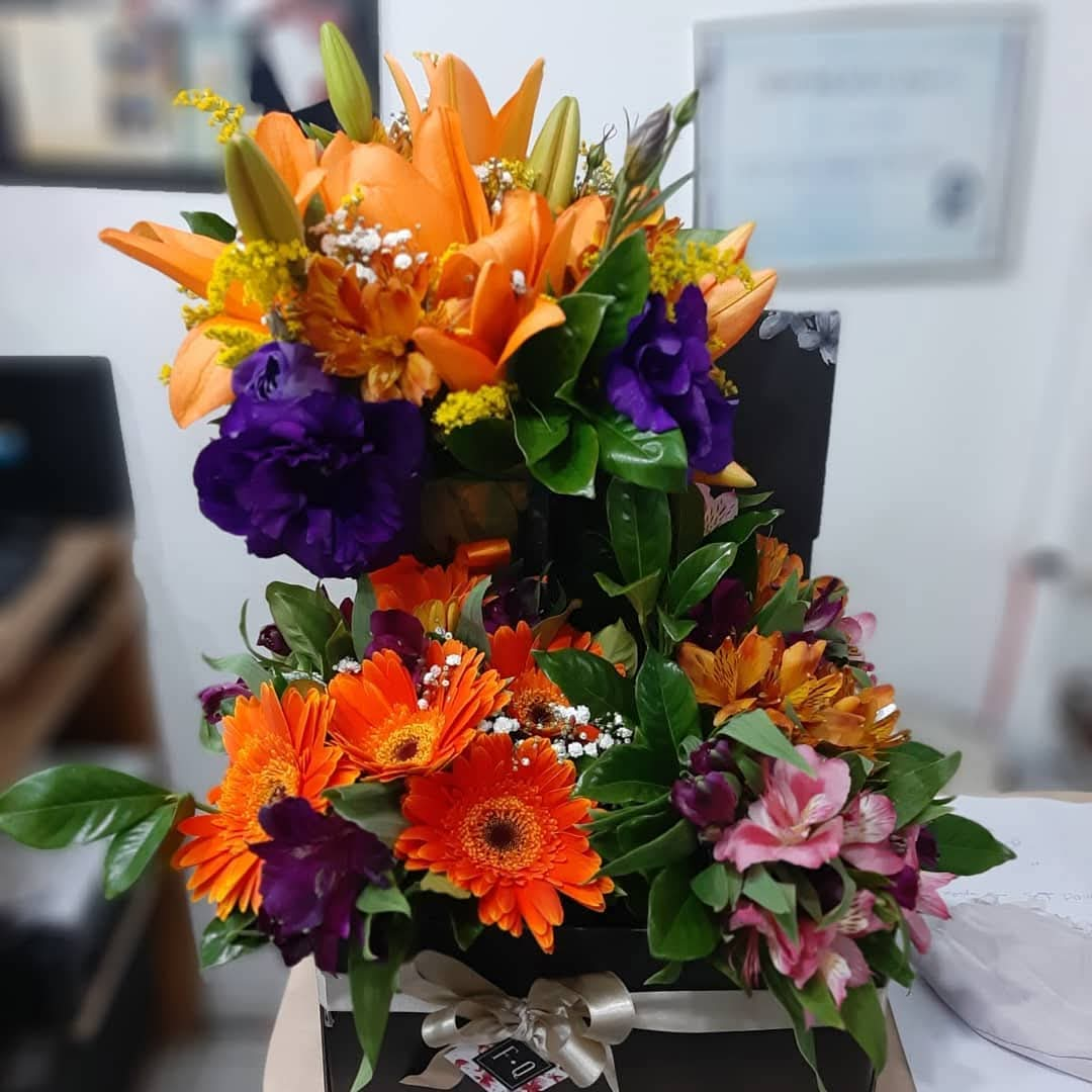 Arranjo floral colorido preparado pela Flora Quitéria