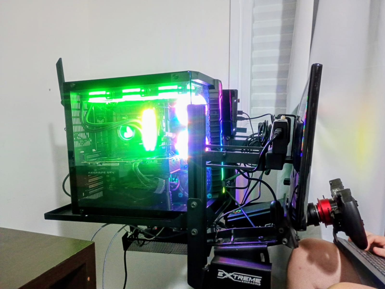 PC Gamer montado em cockpit com luzes RGB