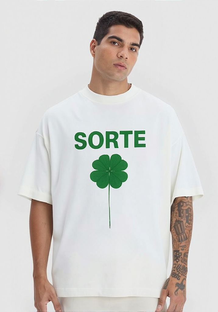 T-SHIRT OVERSIZED ESTAMPA LOCALIZADA SORTE - FLOR DE LARANJEIRA