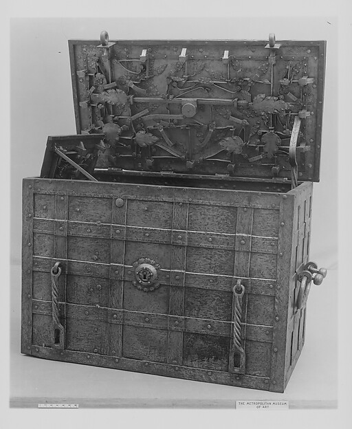 Arca de ferro alem&atilde; do fim do s&eacute;culo XVI, antecessora do cofre moderno, com tiras de ferro rebitadas