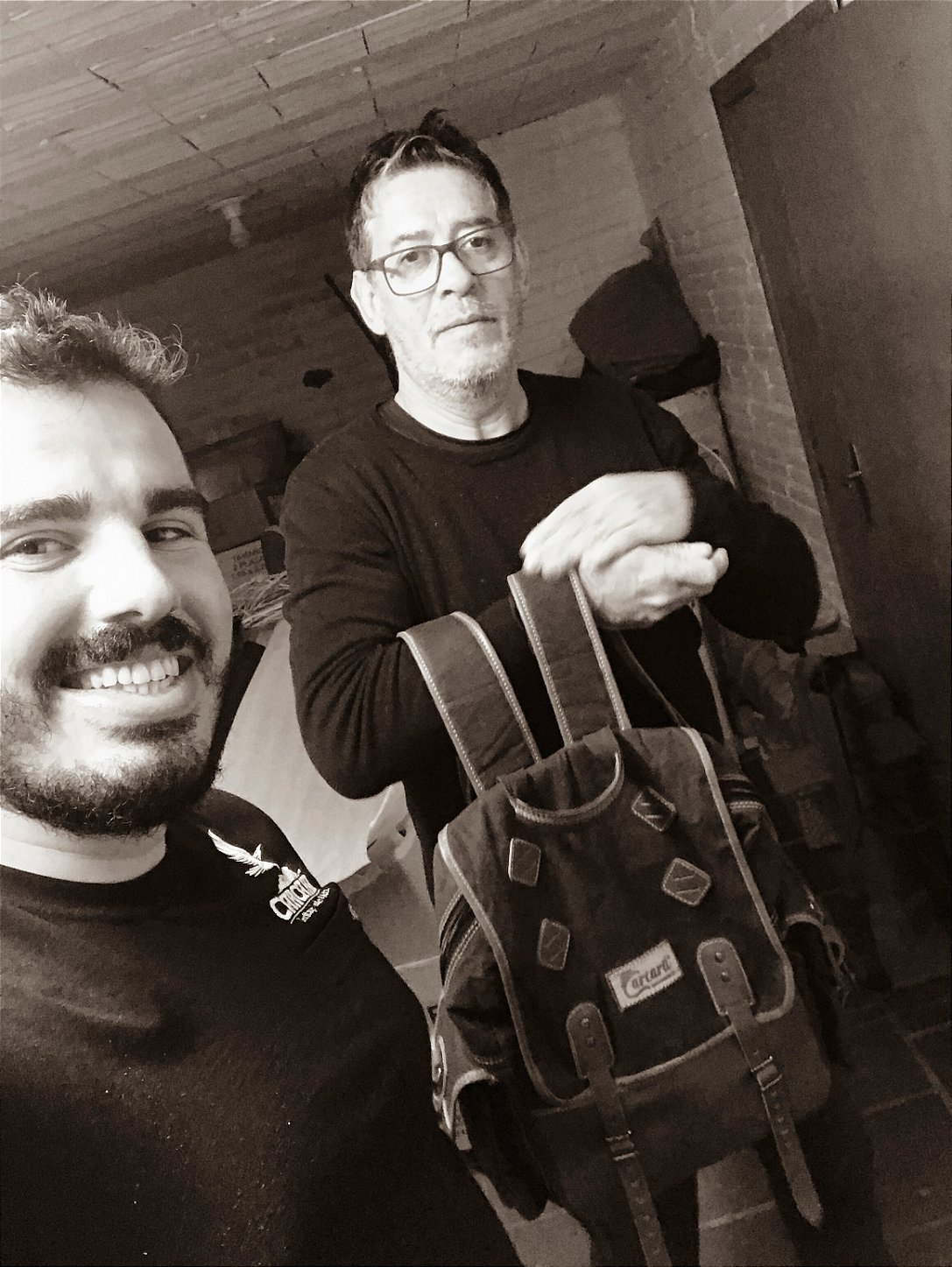 Lucas e o Mestre Tilo com o piloto da primeira mochila Carcará