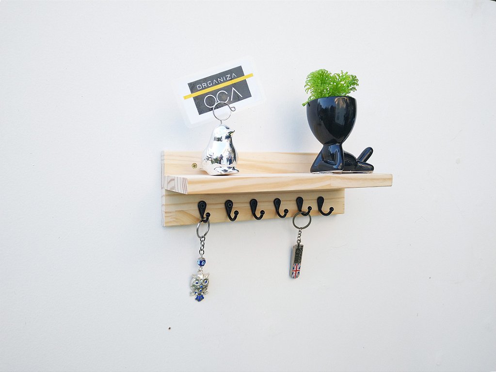 Porta-chaves em madeira com alça de couro