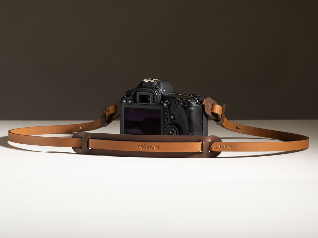 Alça de câmera em couro em uma Canon 6D.