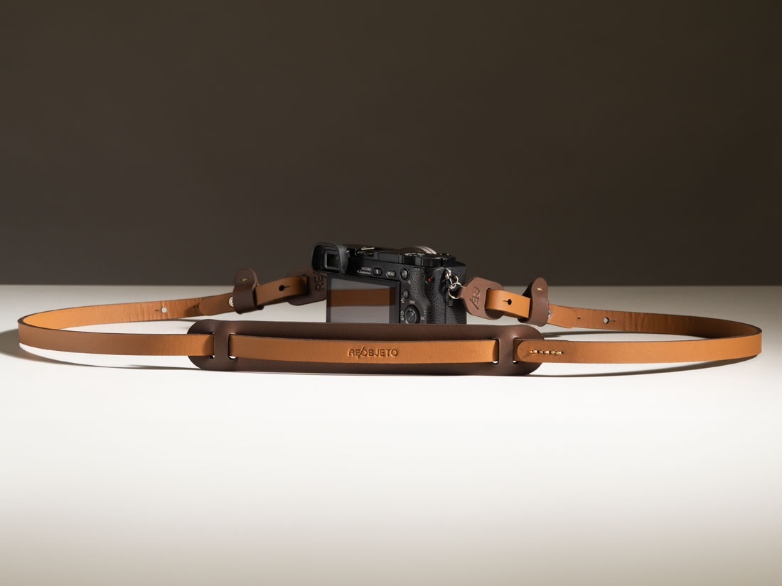 Alça de câmera em couro em uma Sony A6000.