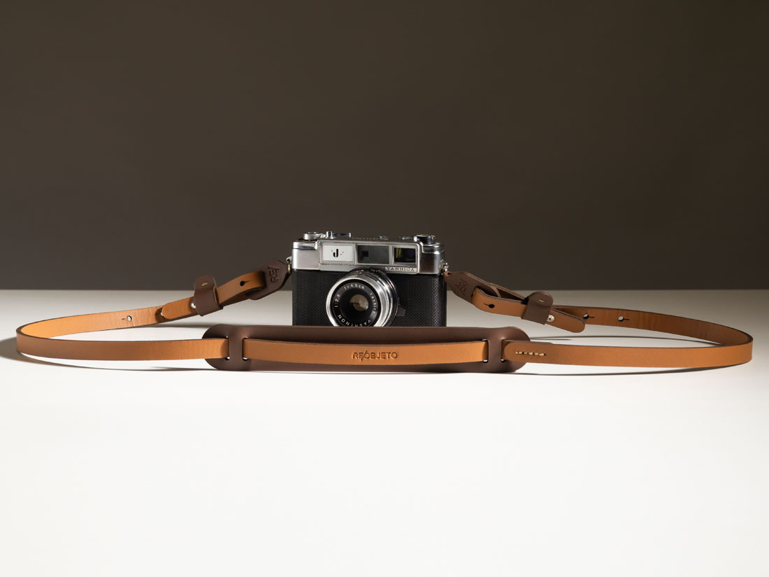Alça de câmera em couro em uma Yashica J.