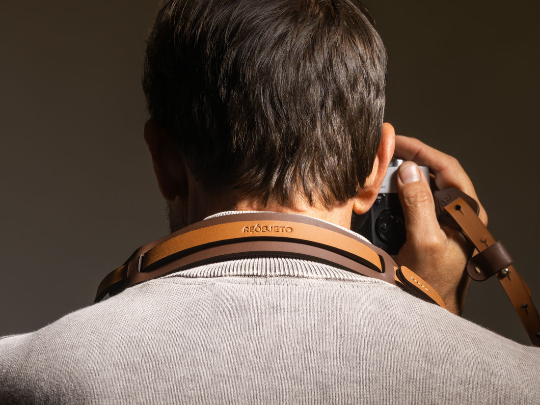 A alça de câmera é feita à mão no Brasil e possui design minimalista e slim.