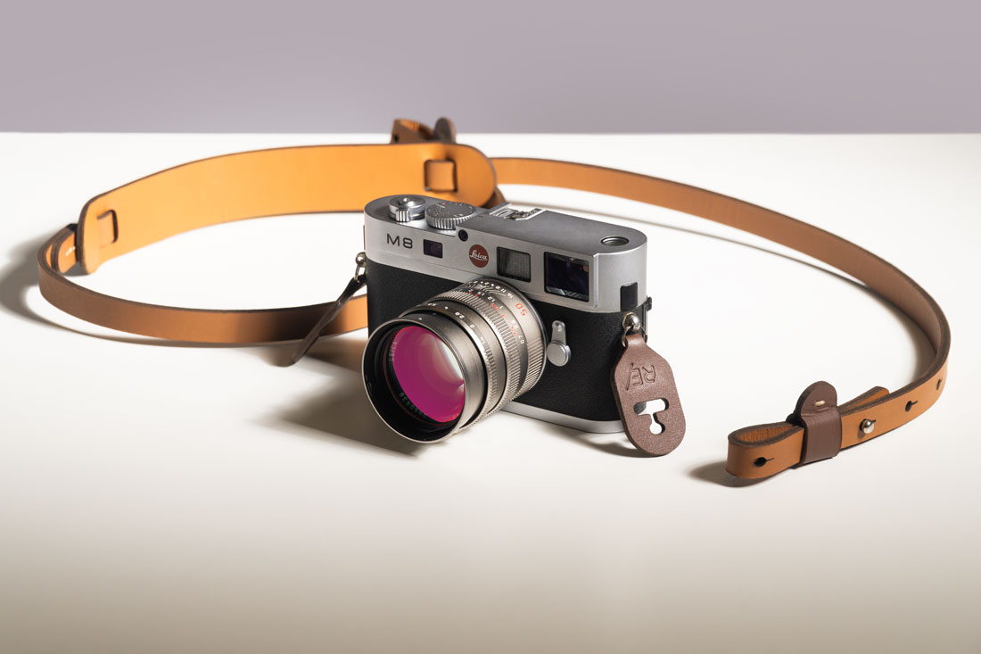 Encaixe e desencaixe a alça de câmera com facilidade utilizando as presilhas para fixá-la na câmera.