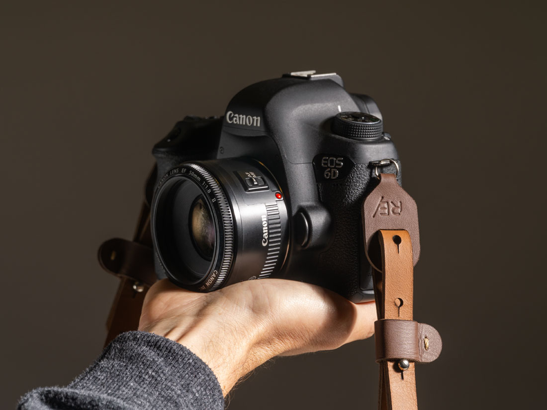 Alça de câmera sendo usada em uma câmera DSLR Canon. Canon 5D, Canon 6D mark iii, Canon EOS RP, Canon R5, Canon R3.