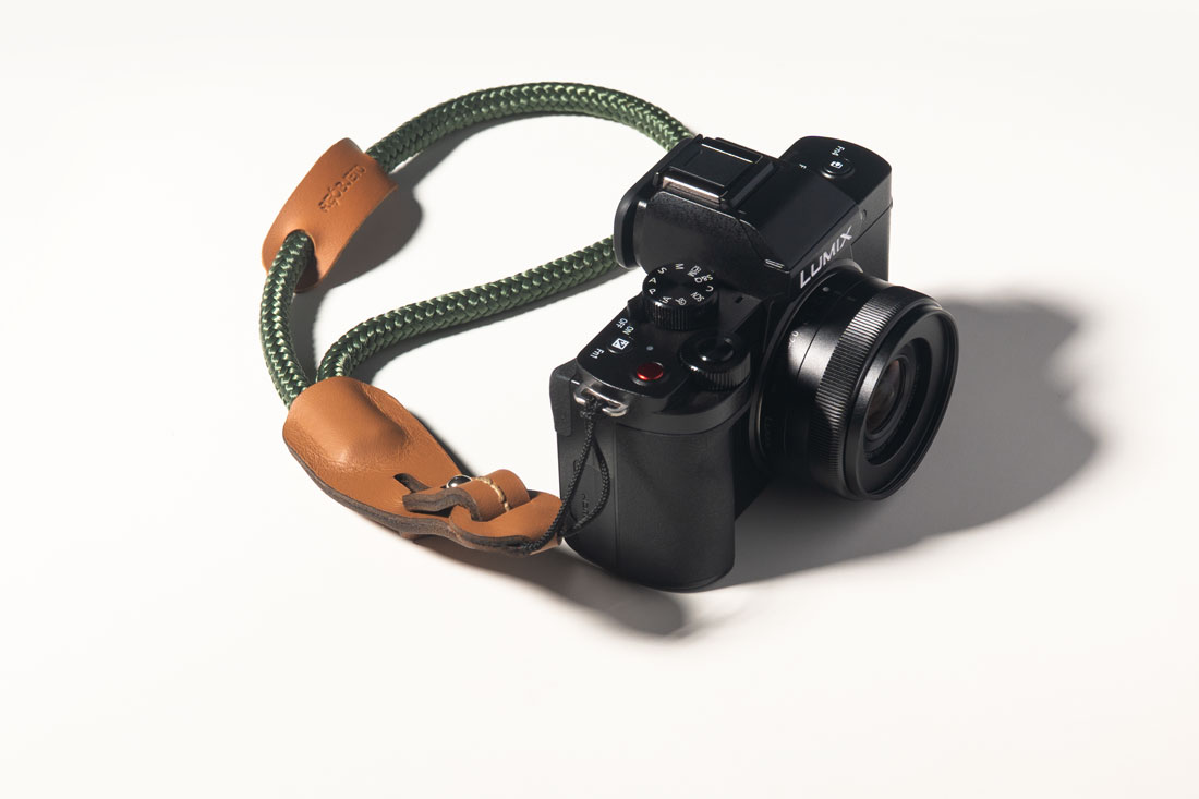 A correia para câmeras fotográficas serve em câmeras Canon, Sony, Fuji, Nikon, Olympus, Lumix e diversos modelos de máquinas analógicas. A correia para câmeras fotográficas serve em câmeras Canon, Sony, Fuji, Nikon, Olympus, Lumix e diversos modelos de máquinas analógicas.