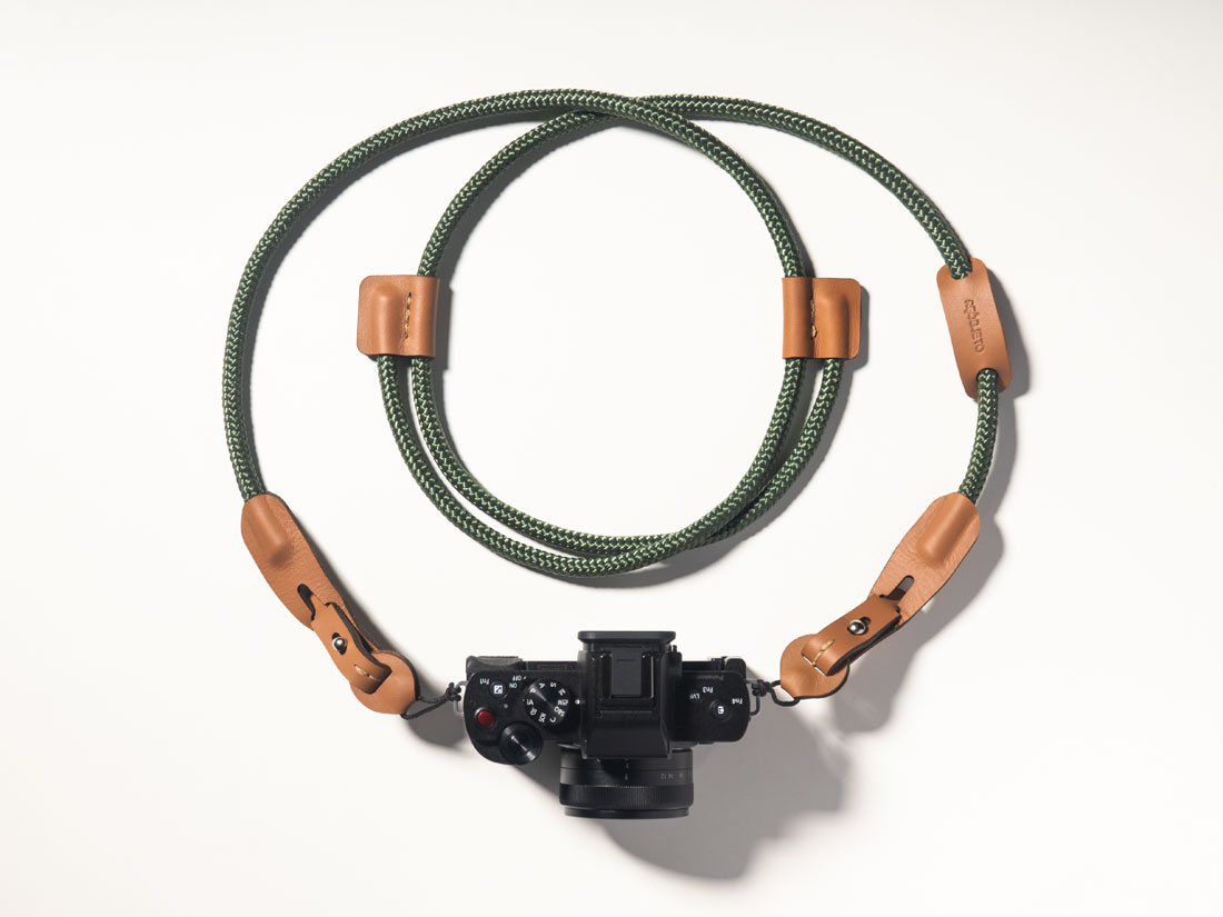 Camera strap em couro caramelo e corda de malha sintética verde. Camera strap em couro caramelo e corda de malha sintética verde.
