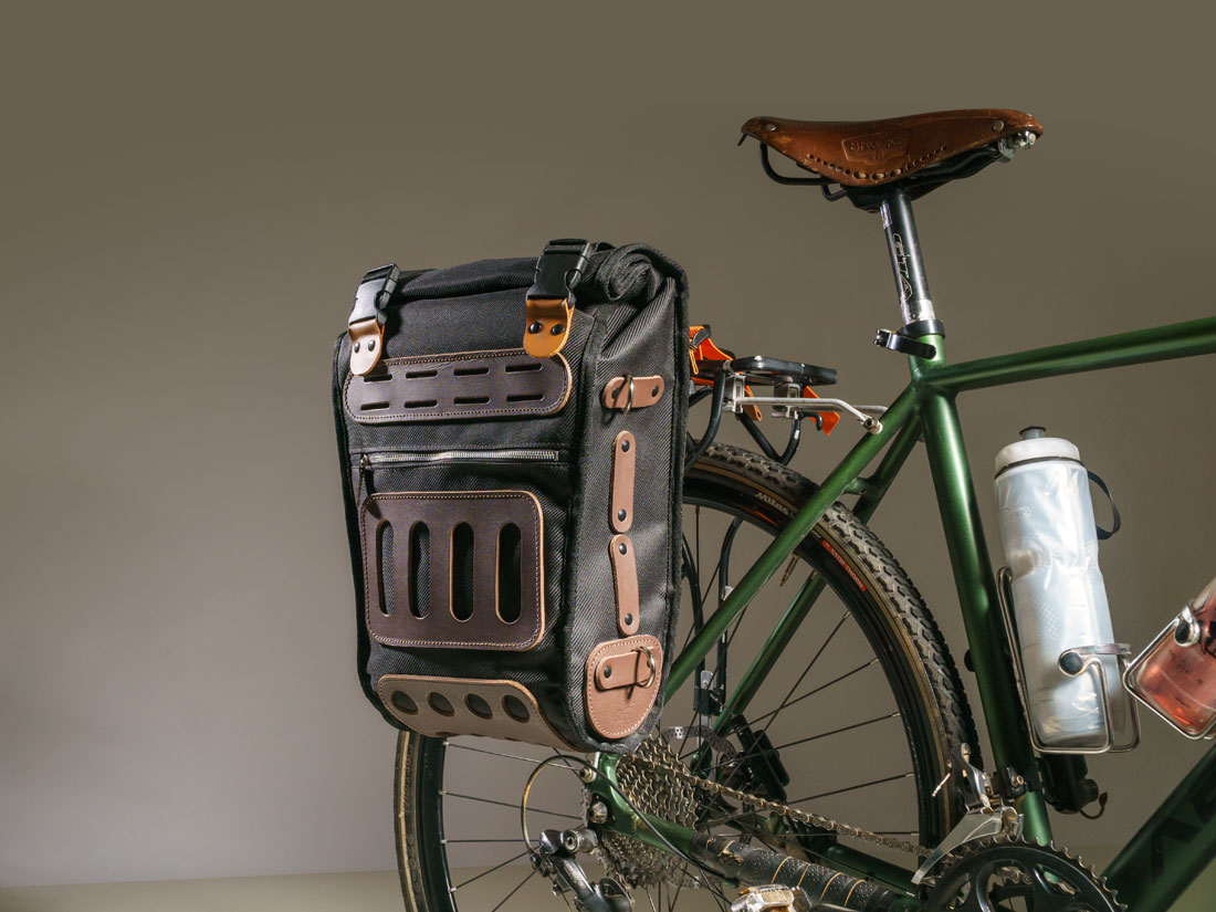 O alforge Montaria se adapta a diversos tipos de bagageiros e a diversos estilos de bicicleta, seja clássica, speed, gravel ou mountain bike.