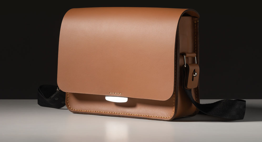 Bolsa Alma em couro caramelo.