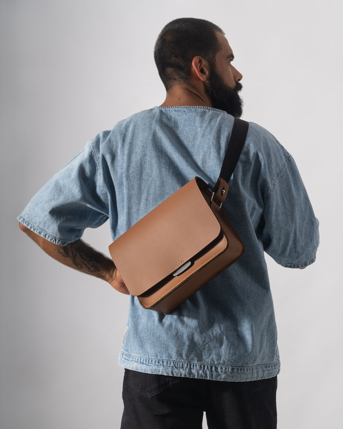 A bolsa Alma é a shoulder bag perfeita para carregar no dia-a-dia. Ocupa pouco espaço e ainda assim carrega muita coisa.