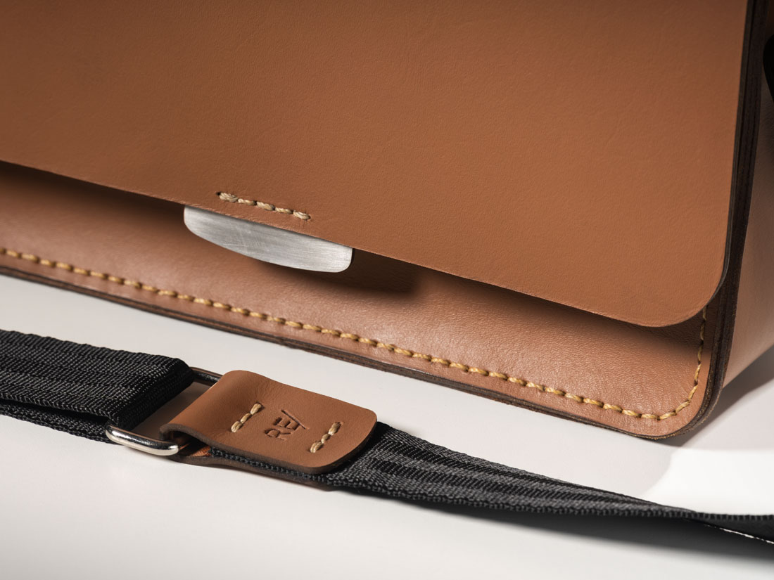 A bolsa Alma possui um fecho exclusivo feito em aço inox que se fecha magneticamente.