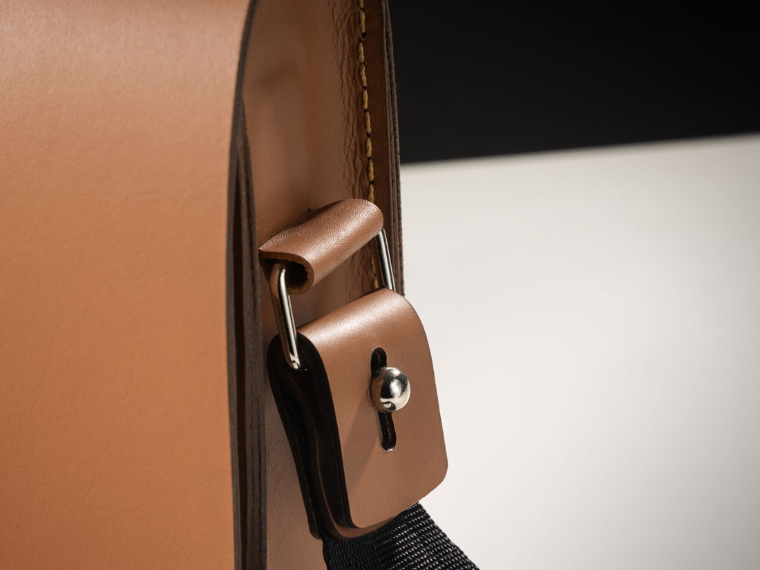 A alça de ombro é ajustável e removível, com nosso exclusivo sistema de encaixe.