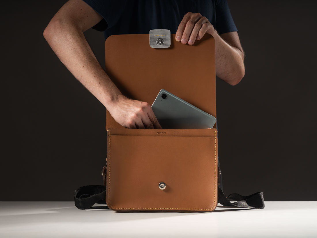 A bolsa possui uma divisória interna para iPad, Kindle e outros tablets. Na foto, com um Samsung Galaxy Tab S9 FE.