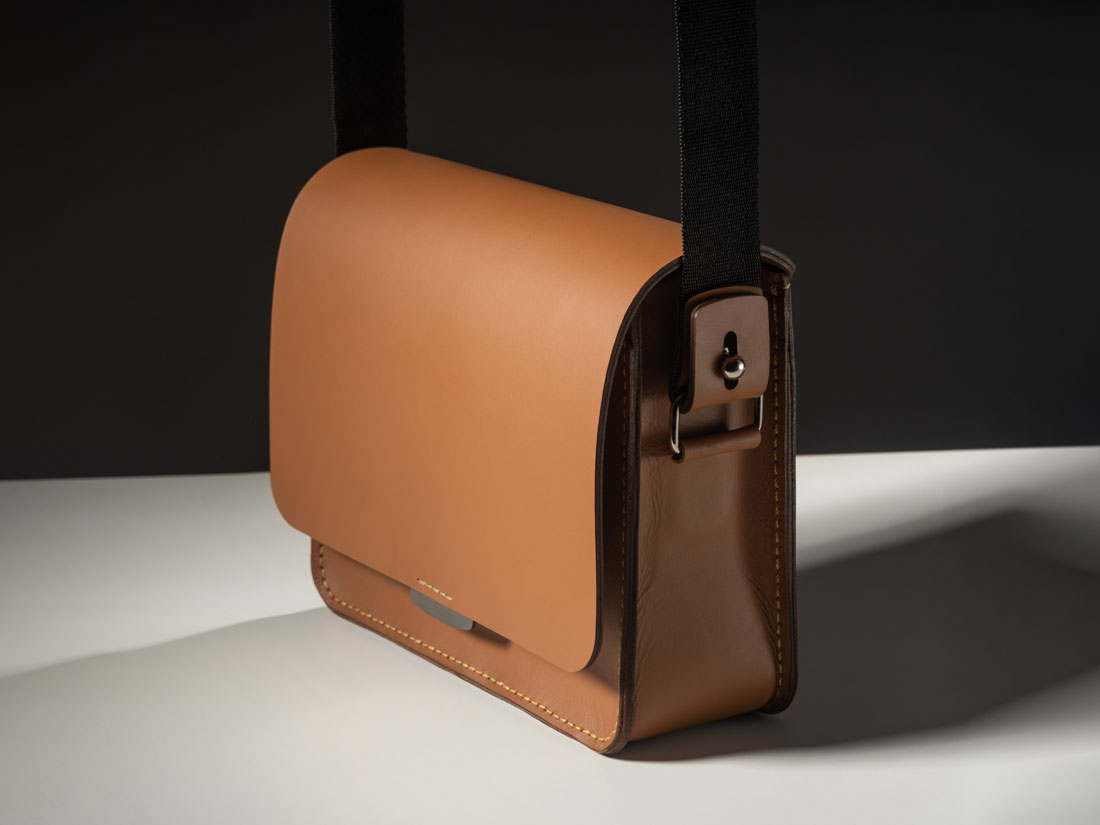 A bolsa Alma é inspirada na selaria, com design minimalista e costurada totalmente à mão.