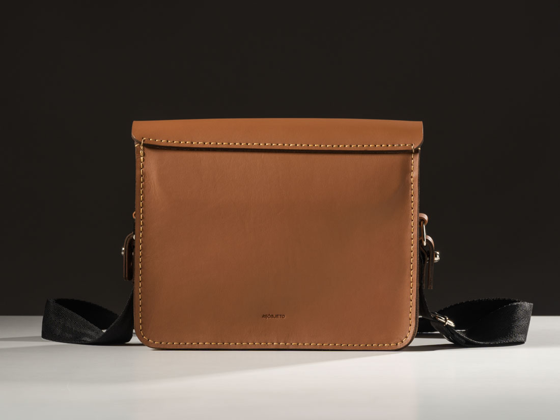 Bolsa Alma em couro caramelo.