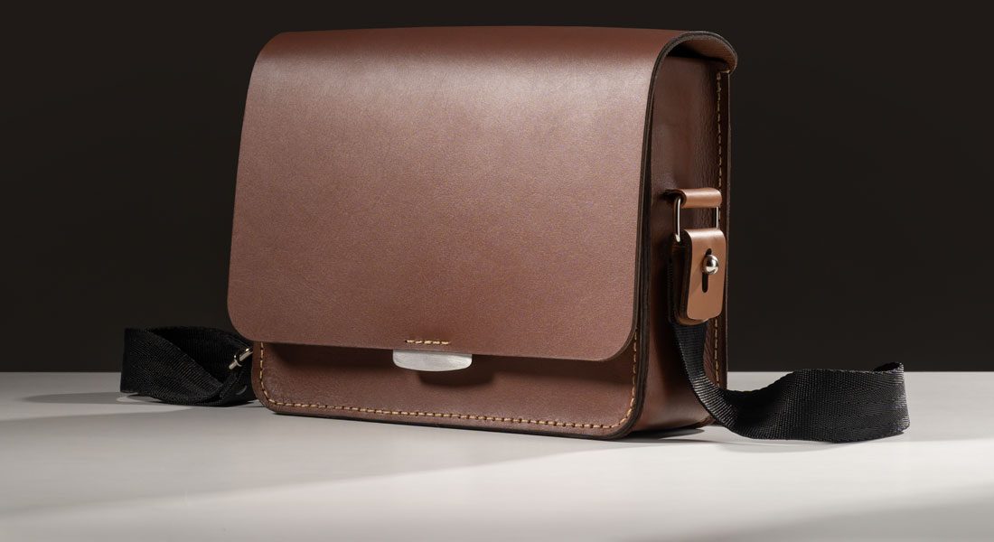 Bolsa Alma em couro bicolor marrom café e caramelo.