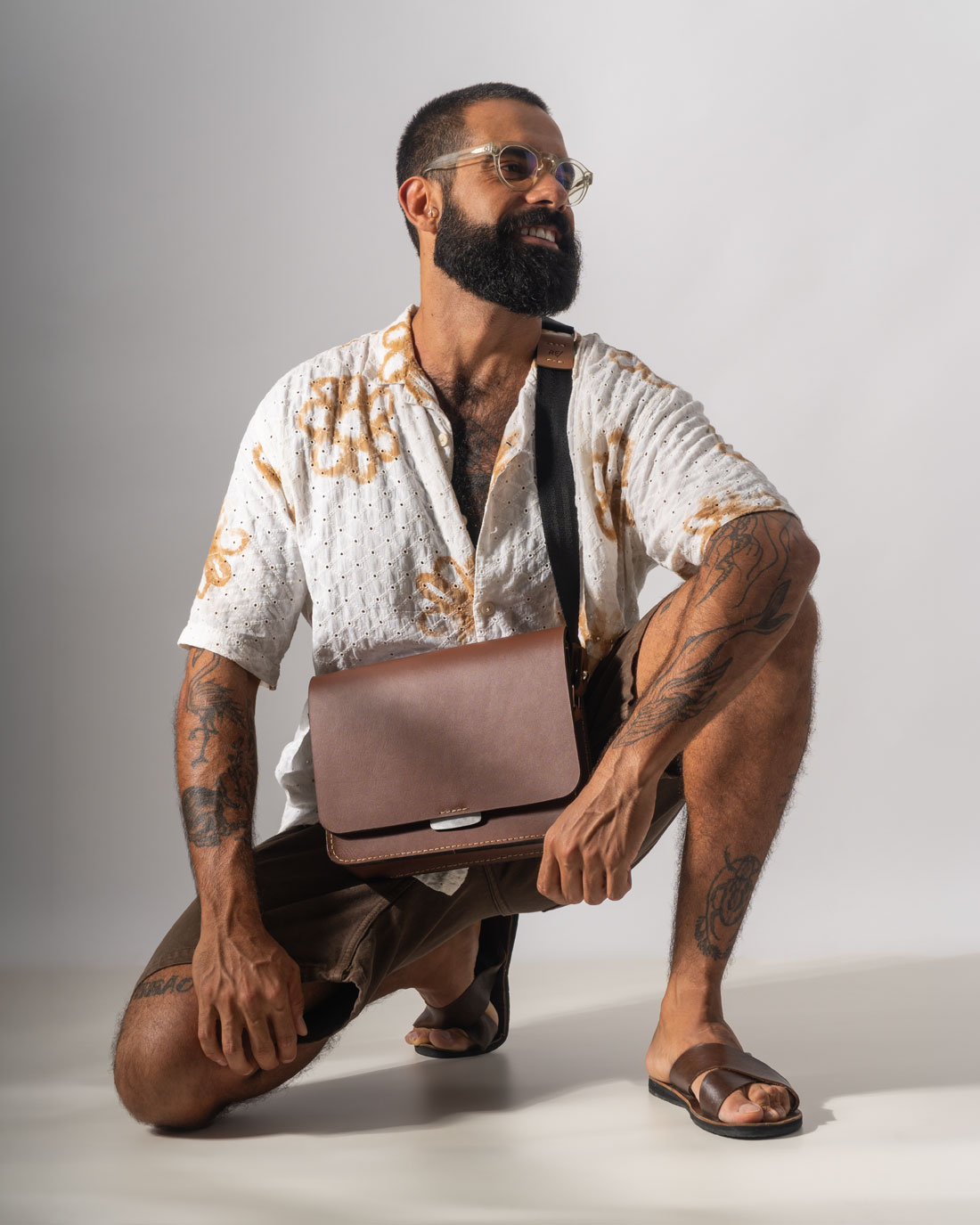 A bolsa Alma é a shoulder bag perfeita para carregar no dia-a-dia. Ocupa pouco espaço e ainda assim carrega muita coisa.