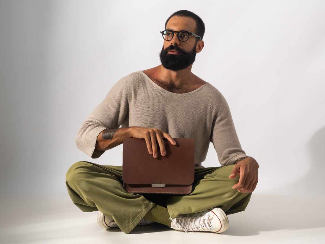 A bolsa Alma é uma messenger inteiramente em couro legítimo, costurada à mão, feita no Brasil.