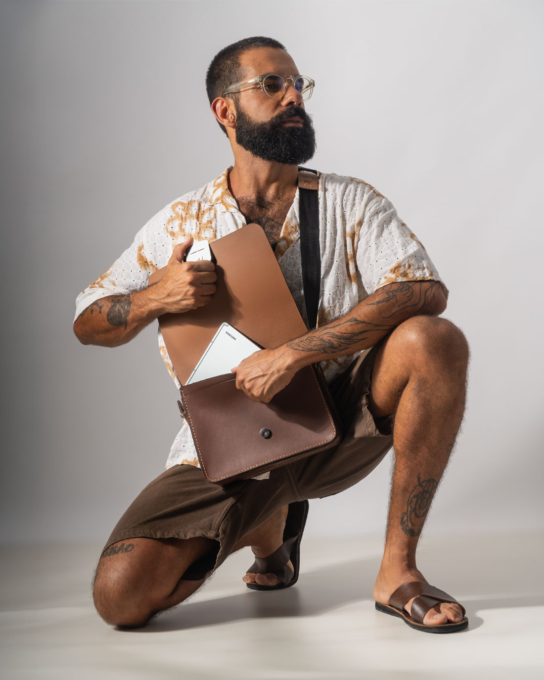 A Alma é a bolsa perfeita para carregar um tablet de até 11 polegadas, como o iPad, iPad Air ou iPad Pro, além de tablets Samsung, Vaio e Kindles.