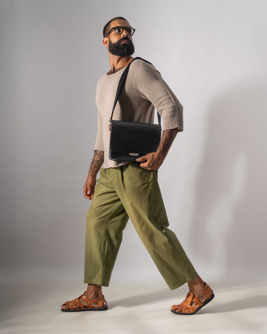 A bolsa Alma é a shoulder bag perfeita para carregar no dia-a-dia. Ocupa pouco espaço e ainda assim carrega muita coisa.