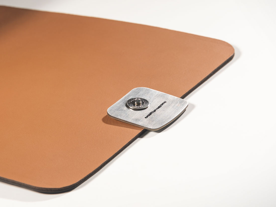 Detalhe da exclusiva fivela em aço inox, com fechamento magnético.