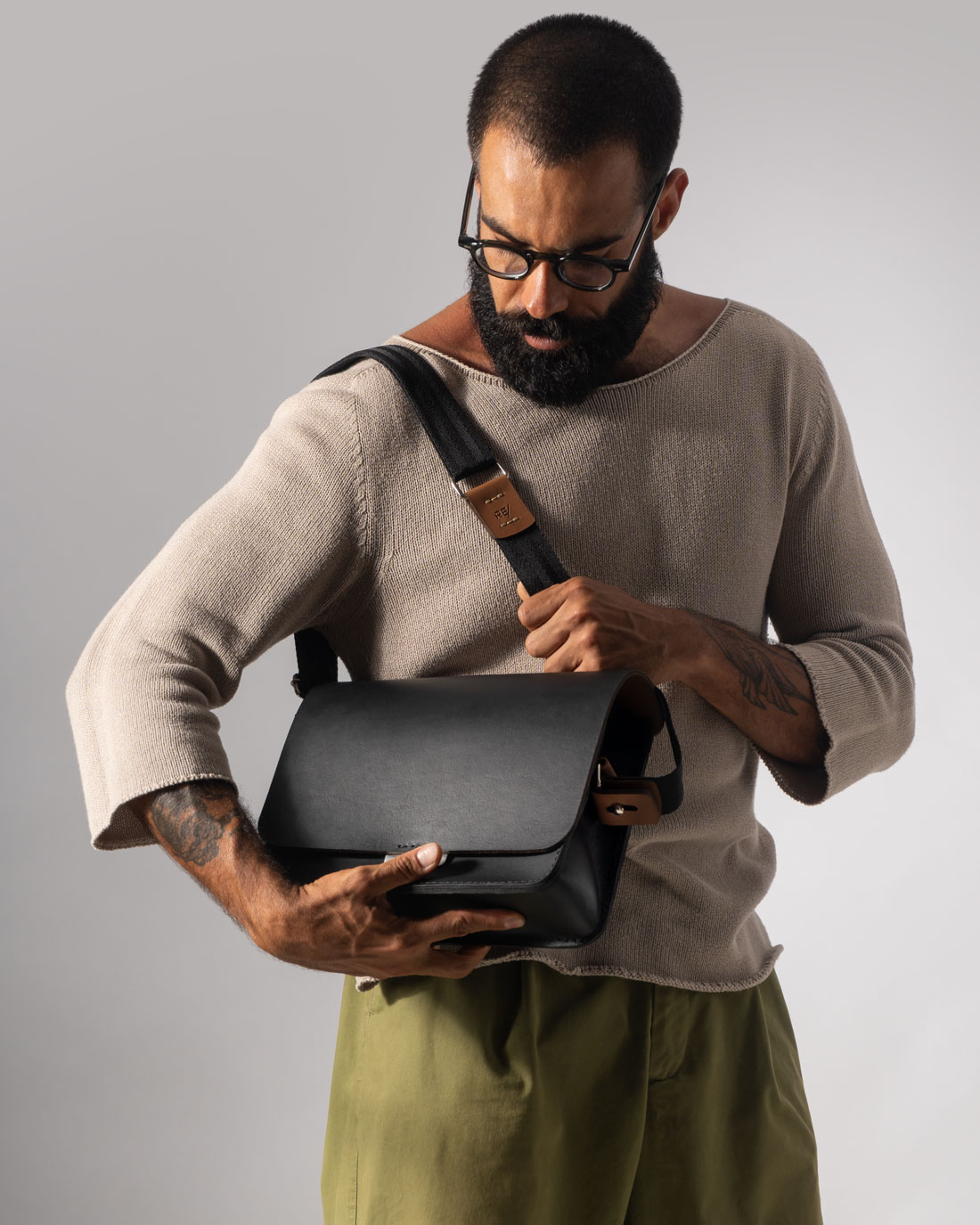 A alça de ombro possui regulagem de comprimento para se ajustar ao seu biotipo e às suas preferências de uso.