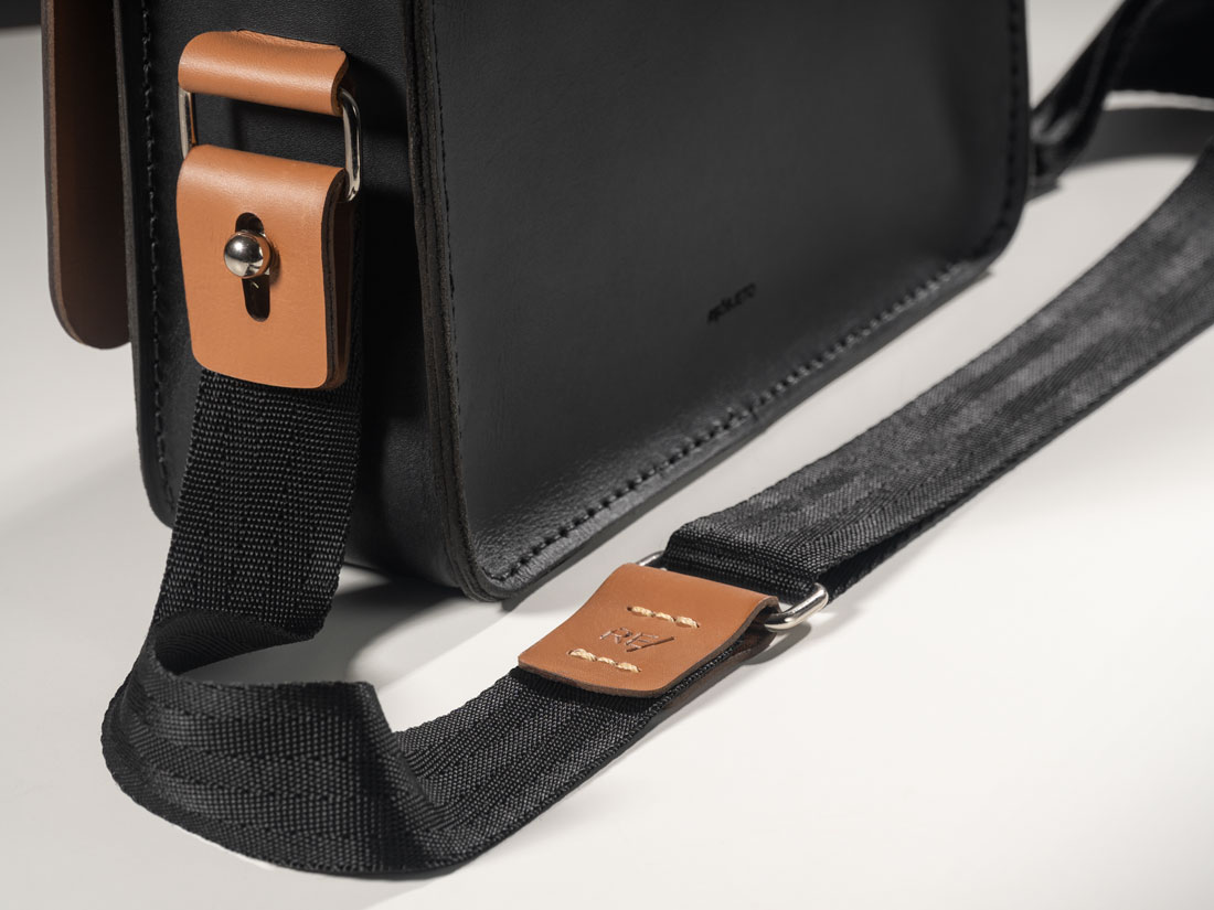 A Alça é removível, feita em malha trançada e com reforços em couro, e usa nosso exclusivo sistema de encaixe.