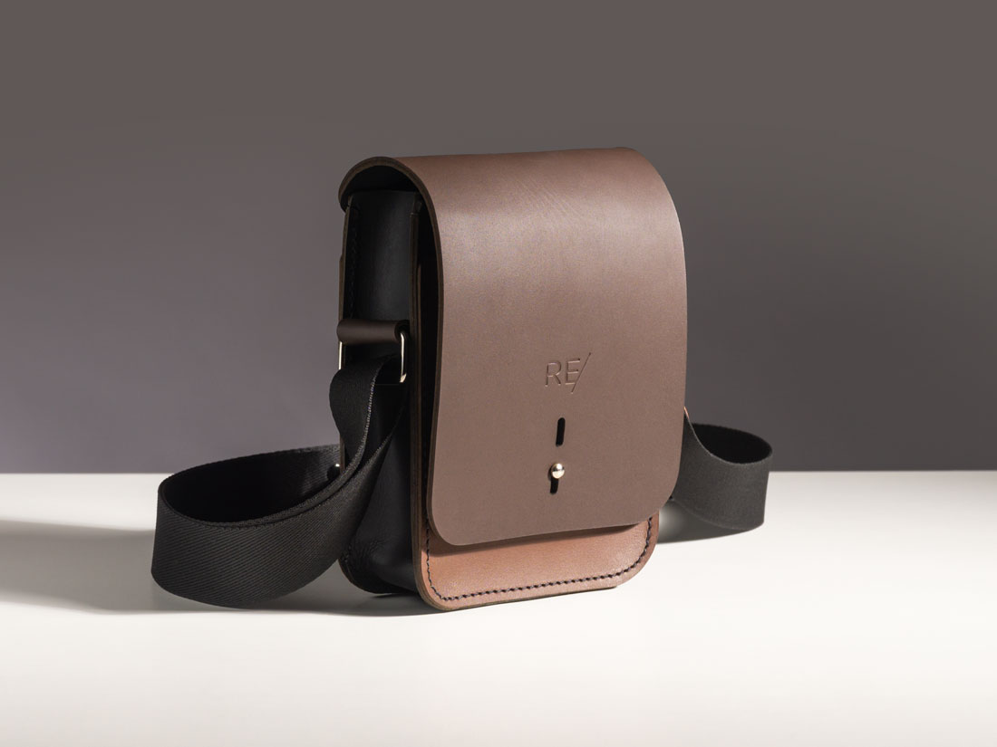 A Cube é uma slim bag unissex com desenho minimalista que pode ser usada cruzada no peito, no ombro a tiracolo ou na cintura.