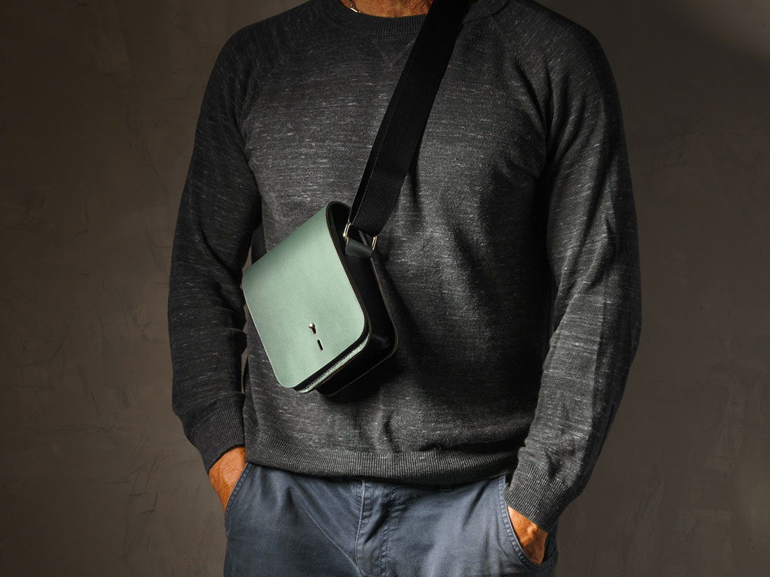 A Cube é uma slim bag unissex com desenho minimalista que pode ser usada cruzada no peito, no ombro a tiracolo ou na cintura.