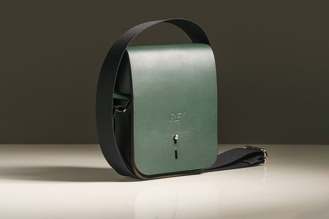 Bolsa Cube em couro bicolor verde e preto.