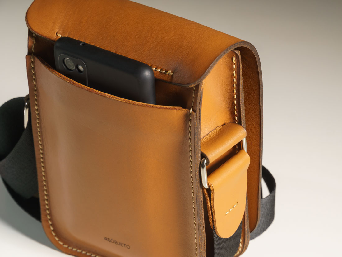 Bolso externo para smartphone nas costas da bolsa.