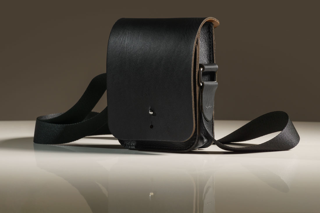 Bolsa Cube em couro preto.