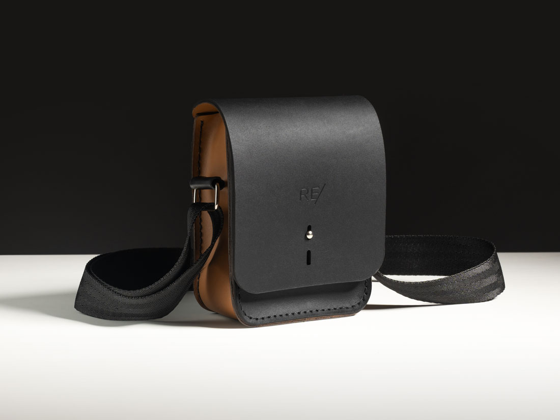 A Cube é uma slim bag unissex com desenho minimalista que pode ser usada cruzada no peito, no ombro a tiracolo ou na cintura.