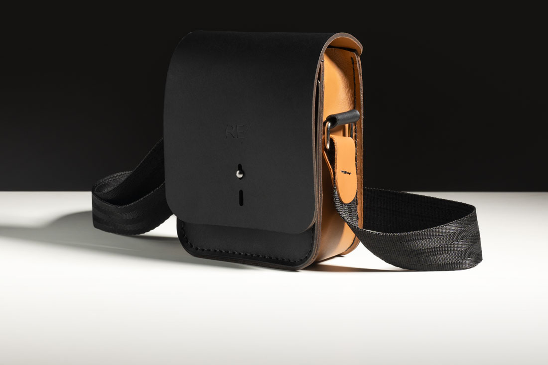 Bolsa Cube em couro bicolor preto e caramelo.