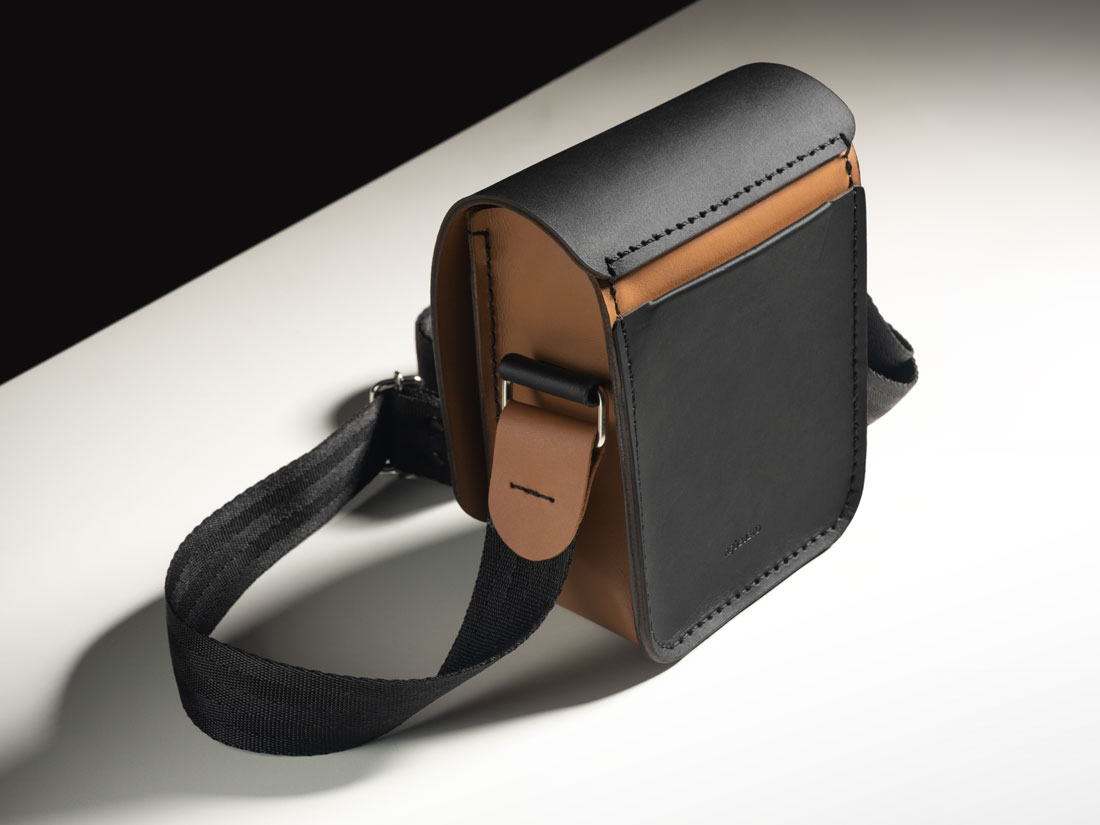 Bolsa Cube Colors em couro bicolor preto e caramelo