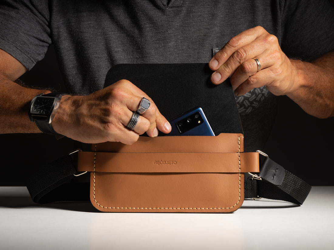 Inspirada na selaria tradicional, a bolsa Giro tem um desenho limpo e elegante sem perder a praticidade e o espaço interno.