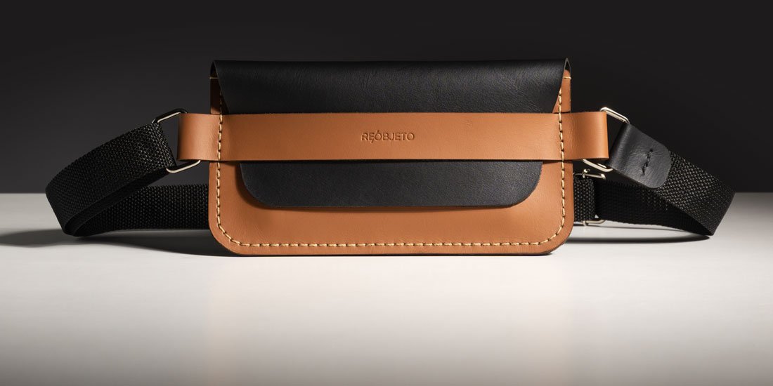 Bolsa Giro em couro bicolor caramelo e preto.