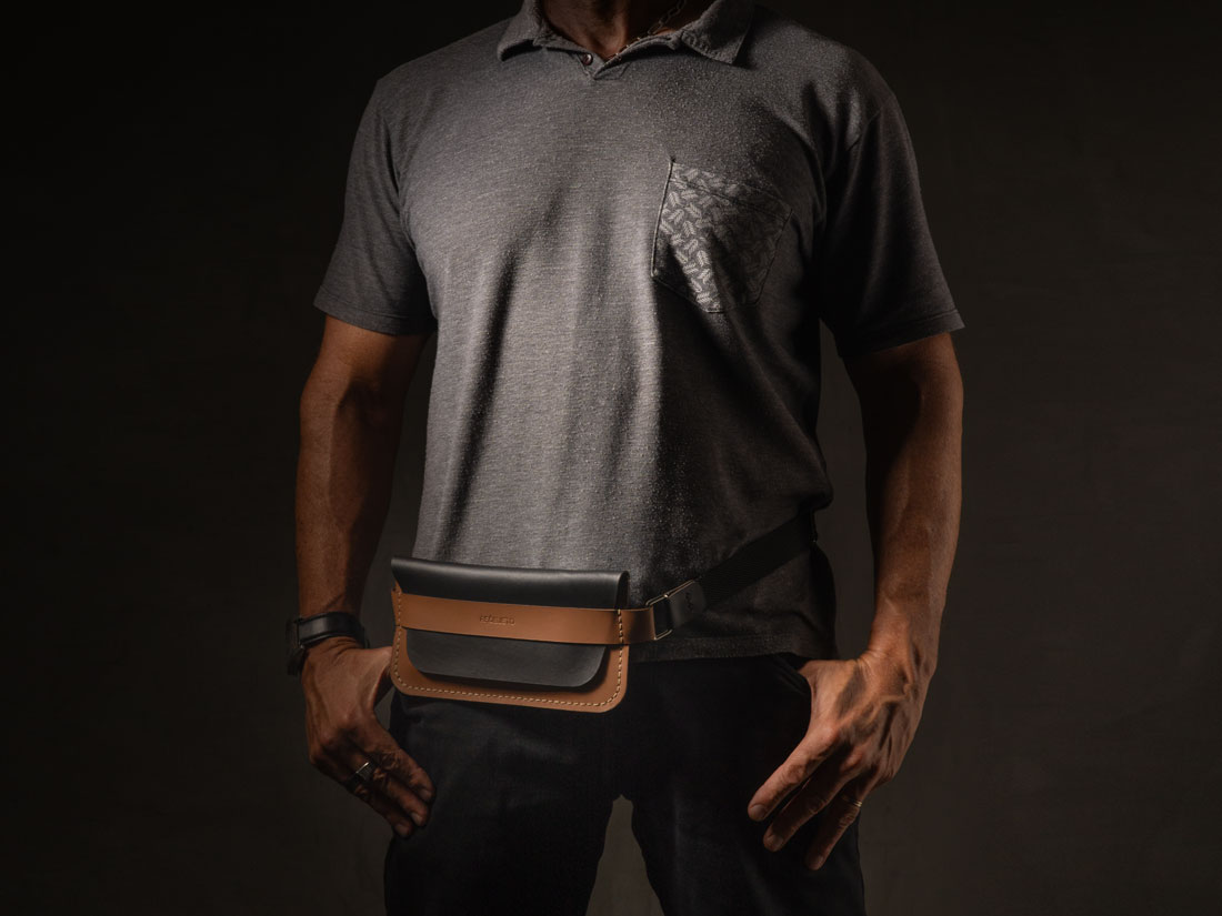 A bolsa Giro usada na cintura como uma pochete.