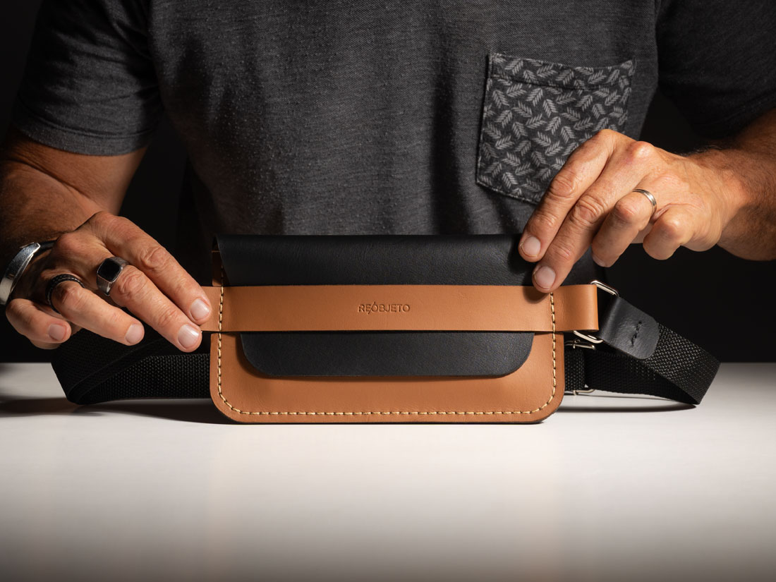 A bolsa Giro é feita em couro legítimo, desenhada e fabricada no Brasil.