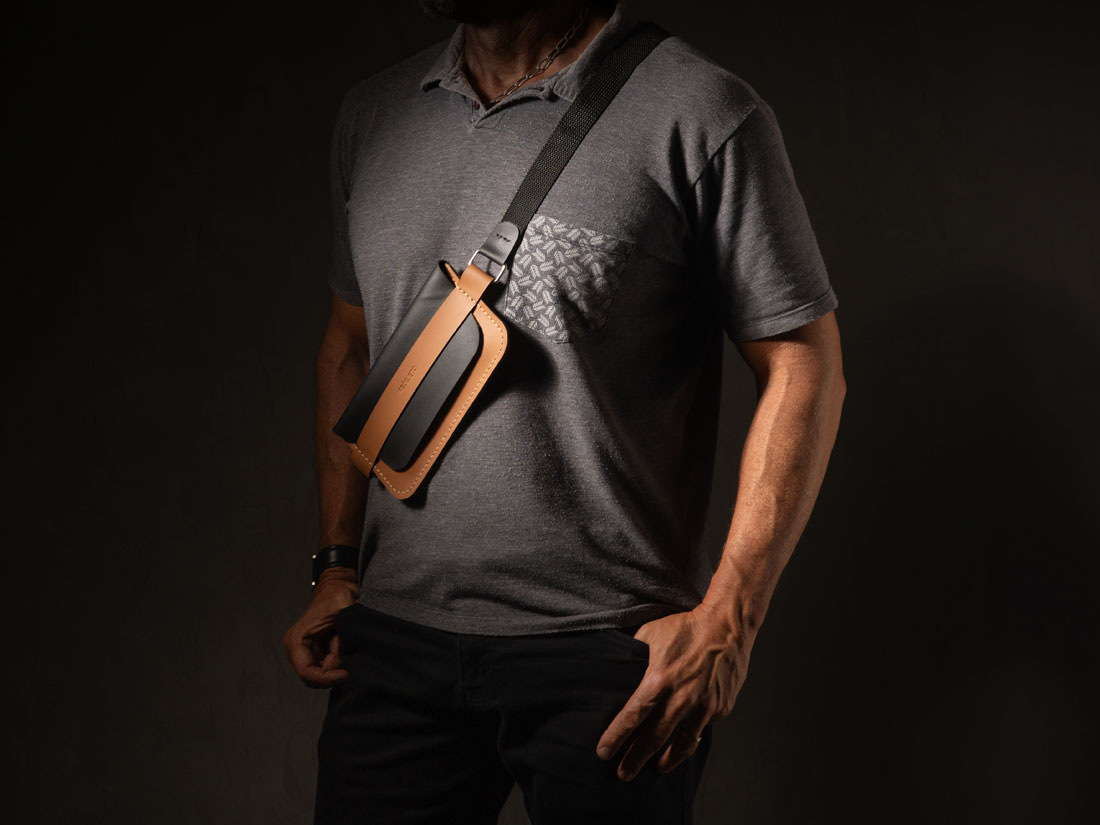 A Giro é uma bolsa pocket de ombro que é feita à mão, uma a uma.