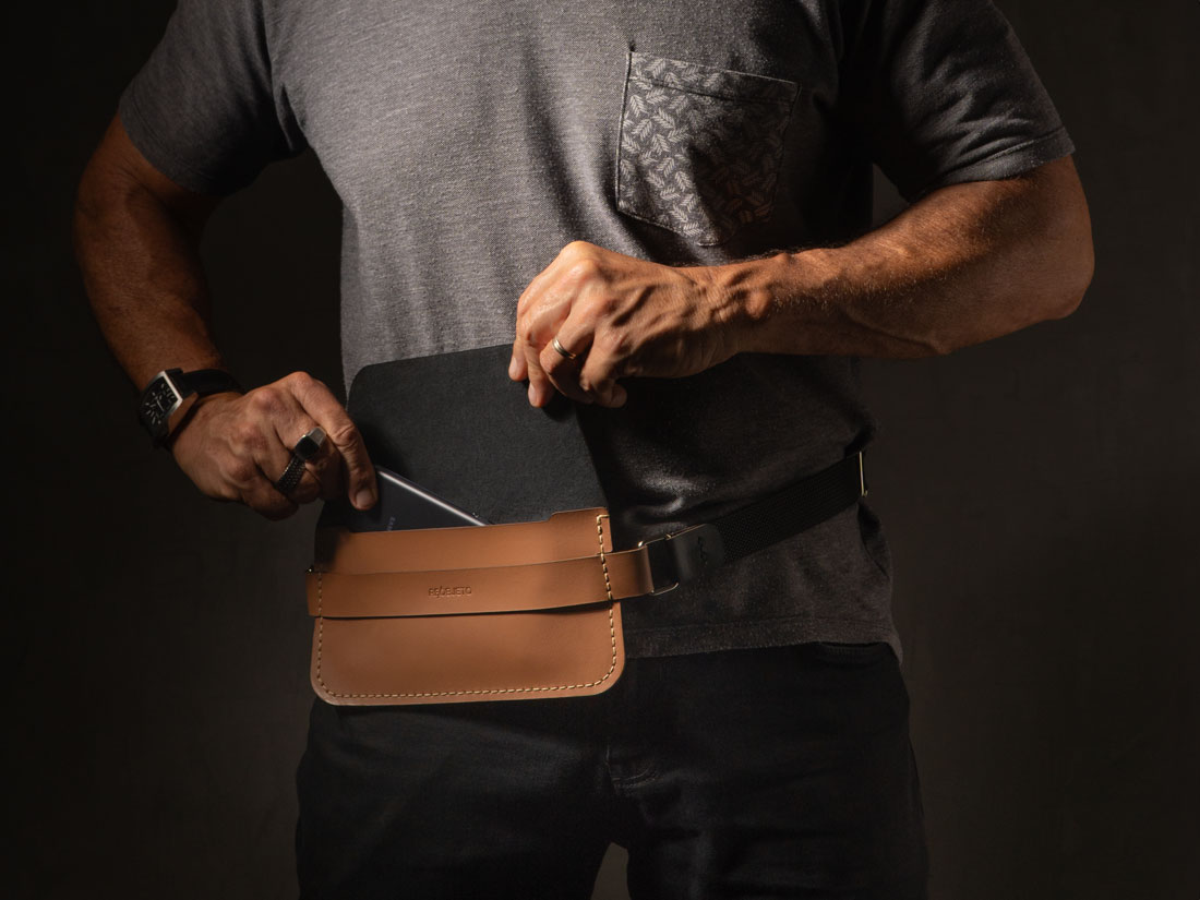 A Giro pode ser usada na cintura e nela cabe um smartphone Samsung, Motorola ou até um iPhone Pro Max da Apple.