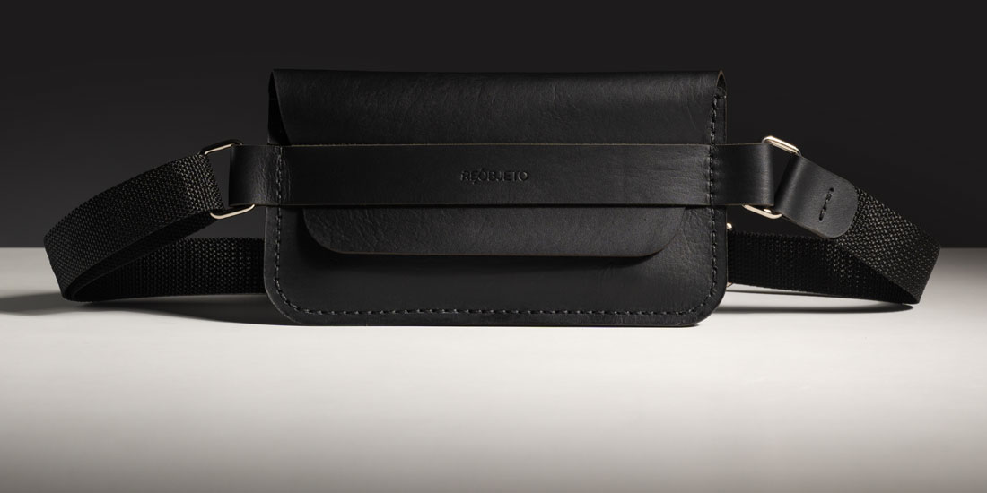 Bolsa Giro em couro preto.