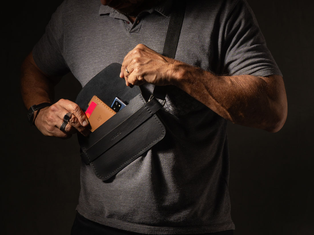 A Giro comporta com folga celulares até o tamanho de um iPhone Pro Max, além de ter espaco para levar dinheiro e documentos.