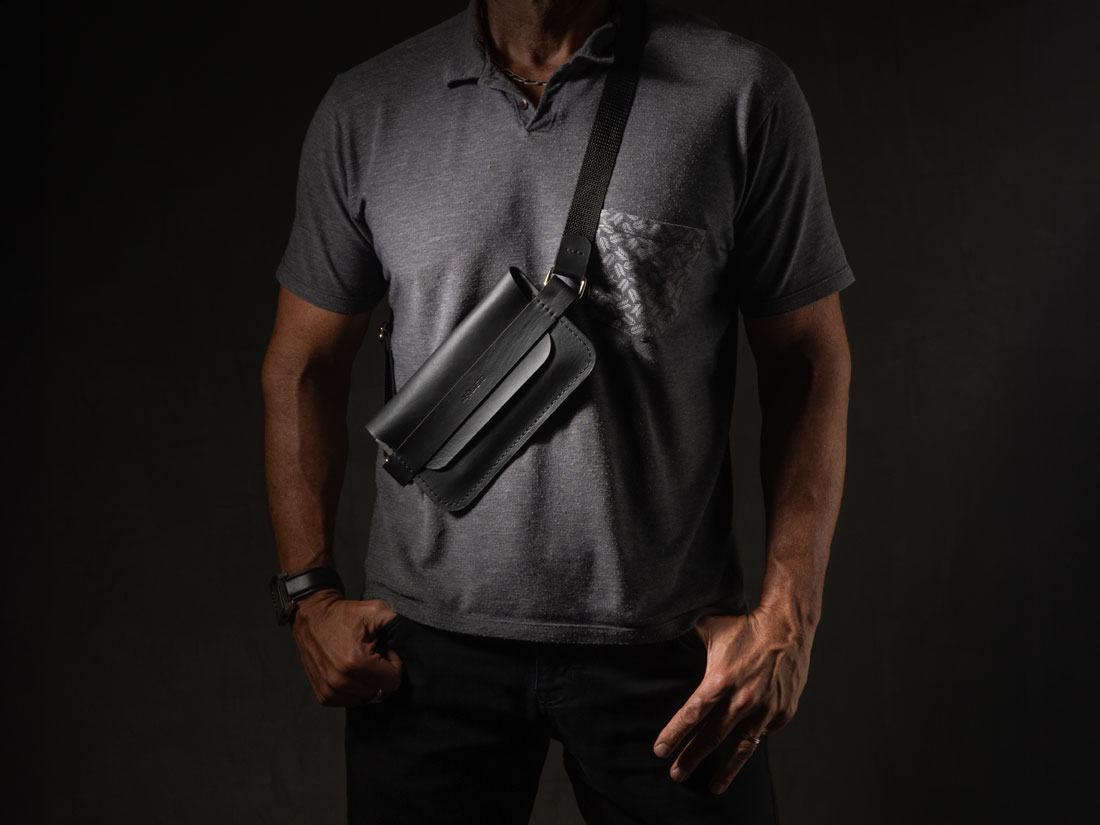 A Giro é uma bolsa pocket de ombro que é feita à mão, uma a uma.