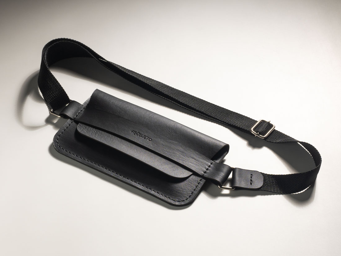 Bolsa pocket transversal Giro em couro Preto.