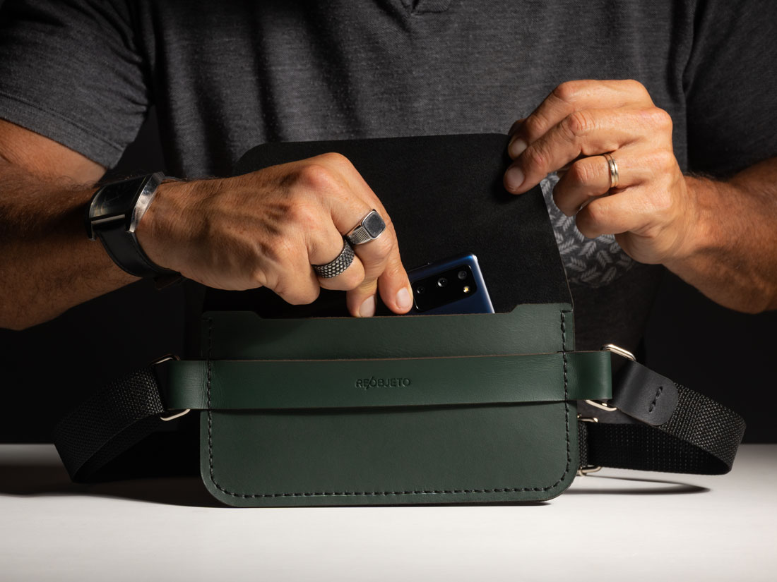 Inspirada na selaria tradicional, a bolsa Giro tem um desenho limpo e elegante sem perder a praticidade e o espaço interno. Inspirada na selaria tradicional, a bolsa Giro tem um desenho limpo e elegante sem perder a praticidade e o espaço interno.