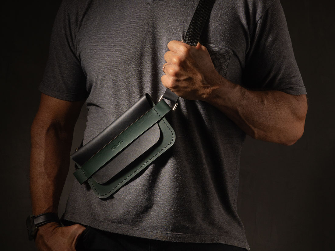 A Giro é uma bolsa pocket transversal perfeita para carregar seu celular, dinheiro e documentos. A Giro é uma bolsa pocket transversal perfeita para carregar seu celular, dinheiro e documentos.